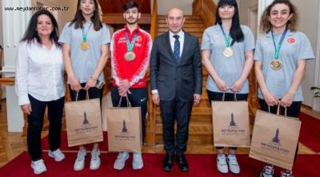 İşitme engelli olimpiyat şampiyonları Başkan Soyer'i ziyaret etti