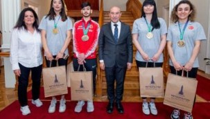İşitme engelli olimpiyat şampiyonları Başkan Soyer'i ziyaret etti
