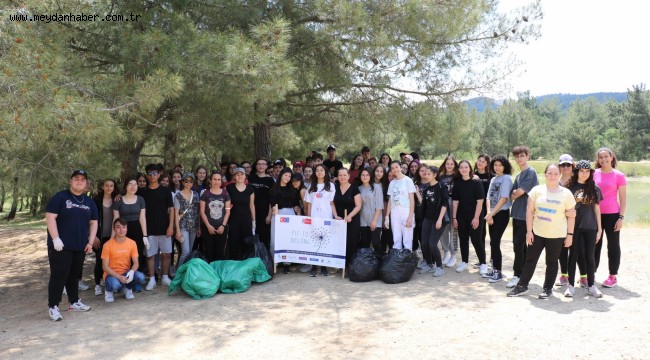 LİSELİ ÖĞRENCİLER ÖNCE ÇÖP TOPLADI SONRA EĞLENDİ