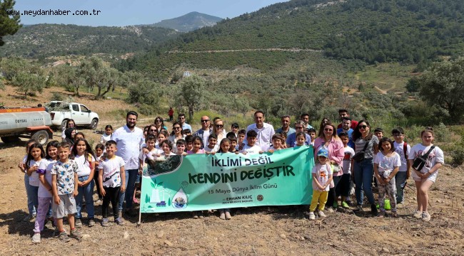 Ölmez ağaç minik ellerle toprağa kavuştu  Bucalı çocuklardan zeytin fidanı dikimi