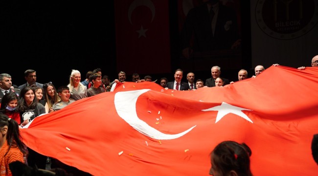 ÖZEL ÇOCUKLARIN GÖSTERİLERİ AYAKTA ALKIŞLANDI