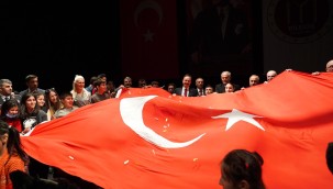 ÖZEL ÇOCUKLARIN GÖSTERİLERİ AYAKTA ALKIŞLANDI