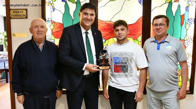 Şampiyon güreşçi Karaca'yı ziyaret etti