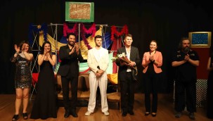 "Selvi Boylum Az Boyalım" Adlı Tiyatro Oyunu Kartal'da İzleyici ile Buluştu