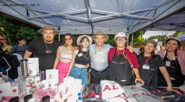 Soyer mezunu olduğu lisenin ayran gününe katıldı