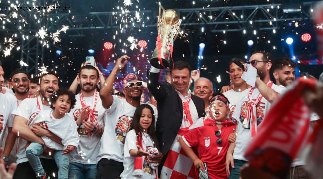 ÜMRANİYESPOR ŞAMPİYONLUĞUNU TARAFTARIYLA KUTLADI