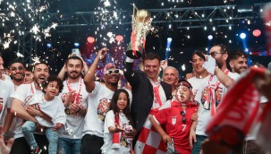 ÜMRANİYESPOR ŞAMPİYONLUĞUNU TARAFTARIYLA KUTLADI