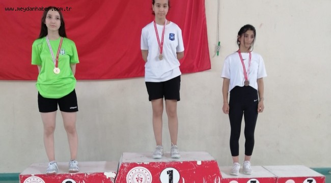 YUNUSEMRELİ GENÇ BADMİNTONCULARDAN 4 MADALYA