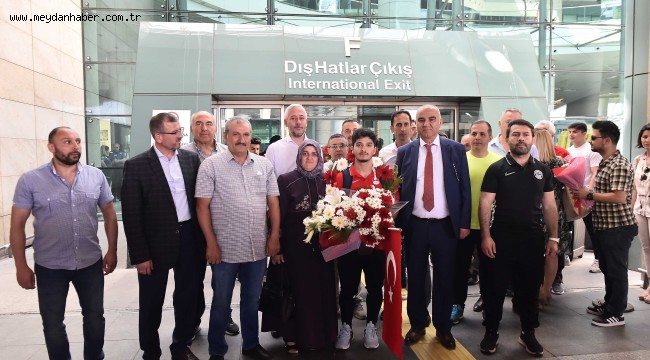 ASKİ SPORLU MİLLİ HALTERCİ MUHAMMED FURKAN ÖZBEK'E COŞKULU KARŞILAMA