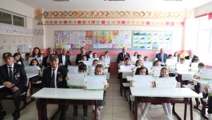 BAŞKAN YILDIRIM ÖĞRENCİLERİN KARNE HEYECANINA ORTAK OLDU