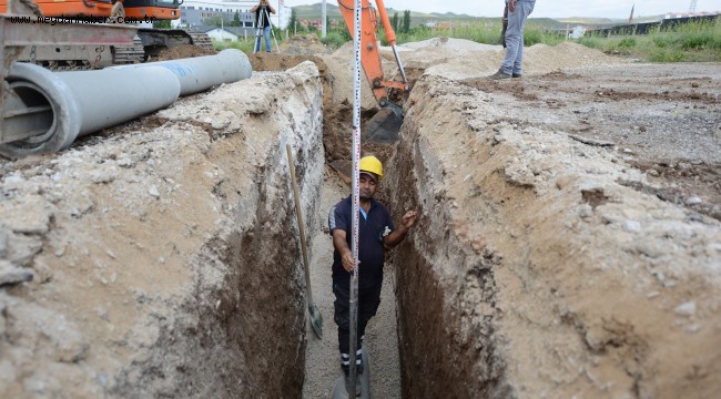 Belediye Buharaevler 53. Sokak'ta kanalizasyon döşüyor