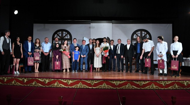 "Bir Adam Yaratmak" Oyunu Büyük Alkış Aldı