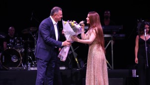 EXPO'DA SAHNE SİMGE SAĞIN'IN