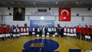 GAZİANTEP BÜYÜKŞEHİR'DEN NİZİP SPOR LİSESİ ÖĞRENCİLERİNE MALZEME YARDIMI