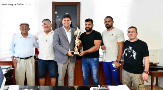 Güreşçi Ali Yanatma Karaca'ya kupayla geldi