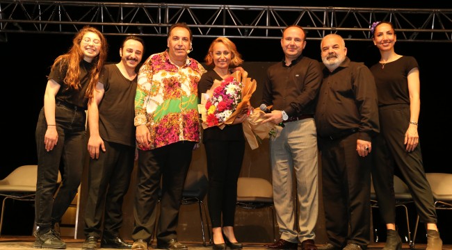 'HAYAT KİME GÜZEL?' OYUNU İZLEYENLERE KAHKAHA DOLU İKİ GECE YAŞATTI