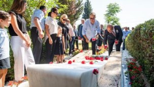 İzmir'in unutulmaz başkanı Ahmet Piriştina kabri başında anıldı