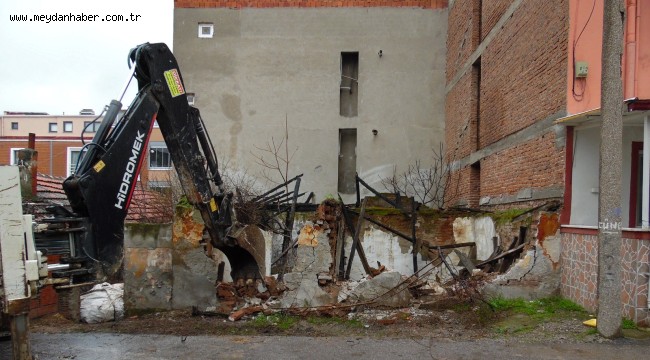 KARESİ'DE METUK BİNALAR YIKILIYOR