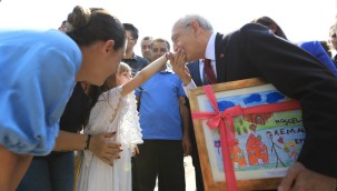 KILIÇDAROĞLU'NU EFES SELÇUK'TA ÇOCUKLAR KARŞILADI