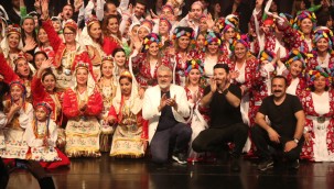 KÜÇÜKÇEKMECE BELEDİYESİ HALK DANSLARI TOPLULUĞU'NDAN MUHTEŞEM YIL SONU GÖSTERİSİ