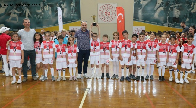 Manisa'da 25 okuldan 10 bin öğrencinin katılımıyla geleneksel mendil kapmaca çocuk oyunları yapıldı