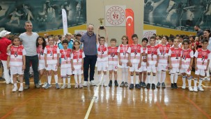 Manisa'da 25 okuldan 10 bin öğrencinin katılımıyla geleneksel mendil kapmaca çocuk oyunları yapıldı