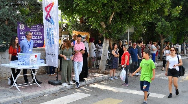 MERSİN BÜYÜKŞEHİR LGS'YE GİREN ÖĞRENCİLERİ SU İKRAMIYLA KARŞILADI