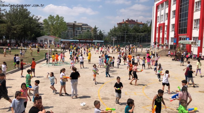  Okulun finalini su savaşıyla yaptılar