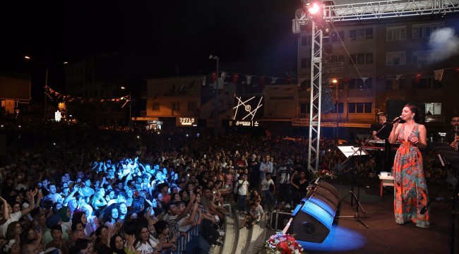 Öykü Gürman Bergama'yı coşturdu...