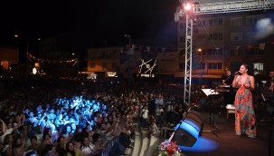 Öykü Gürman Bergama'yı coşturdu...