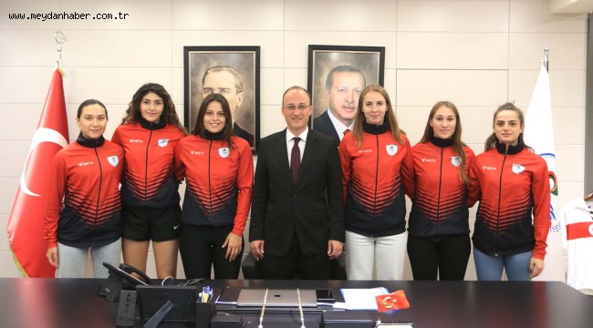 PAMUKKALE BELEDİYESPOR VOLEYBOL TAKIMI'NDA İMZALAR ATILDI
