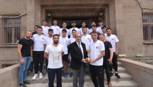 ŞAMPİYON KUMALAR SPOR'DAN BAŞKAN DR. MUSTAFA ÇÖL'E ZİYARET