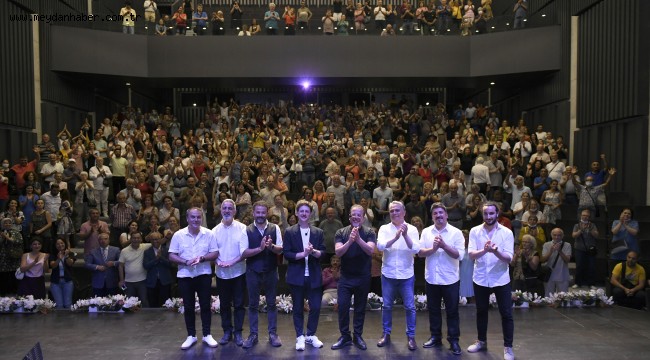 Tüm salon birlikte söyledi: 'Güzel günler göreceğiz'