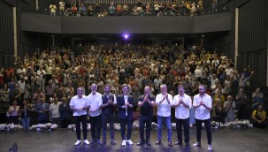 Tüm salon birlikte söyledi: 'Güzel günler göreceğiz'