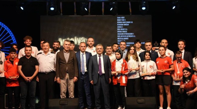 VALİ YAZICI ANTALYA'NIN ALTIN ÇOCUKLARINI TEBRİK ETTİ