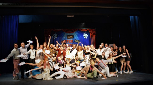 Genç İzmir'in ilk oyunu sahnede