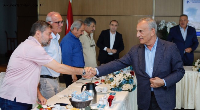 KÜÇÜKÇEKMECE BELEDİYE BAŞKANI KEMAL ÇEBİ MUHTARLARLA BİR ARAYA GELDİ BAŞKAN ÇEBİ MUHTARLARI AĞIRLADI