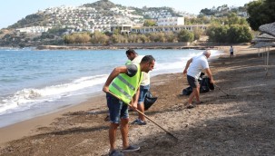 BODRUM'DA BELEDİYE VE SİTE SAKİNLERİNDEN PLAJ TEMİZLİĞİ 80 TORBA ATIK TOPLANDI