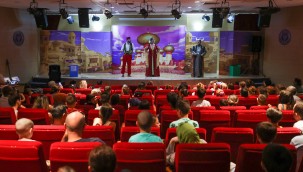 Bucalı çocuklar yaz tiyatrosunu sevdi