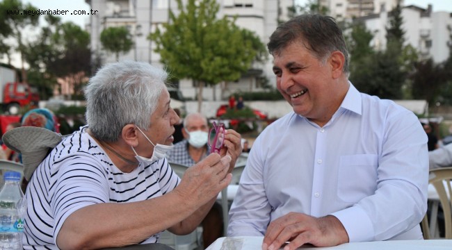 KARŞIYAKA'DA YÜZLERCE CAN BİRLİKTE ORUÇ AÇTI