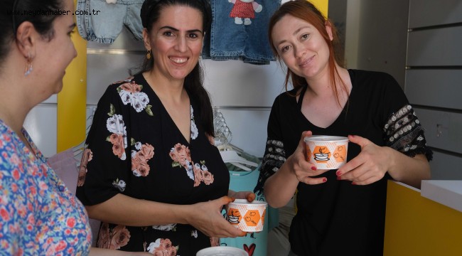 Seferihisar Hanımeli kadınları aşure dağıttı