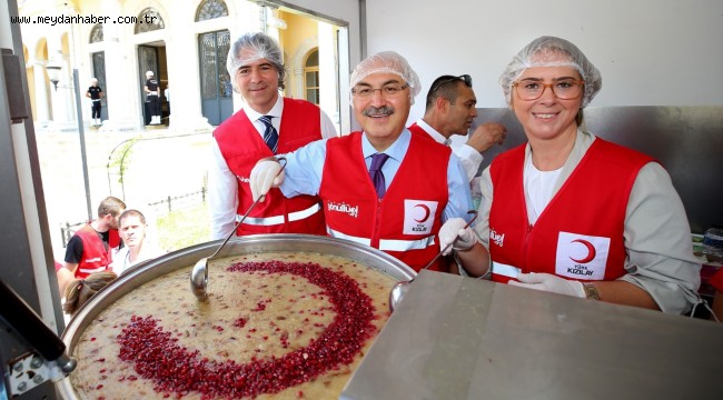 TÜRK KIZILAY İZMİR ŞUBESİ'NDEN VATANDAŞLARA AŞURE İKRAMI