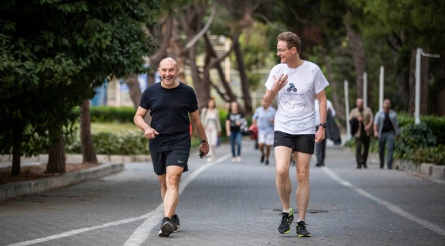 Başkan Soyer ile Büyükelçi Meyer-Landrut Otomobilsiz Kent Günü'ne yürüyerek başladı
