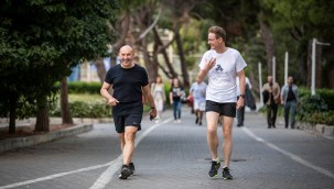 Başkan Soyer ile Büyükelçi Meyer-Landrut Otomobilsiz Kent Günü'ne yürüyerek başladı