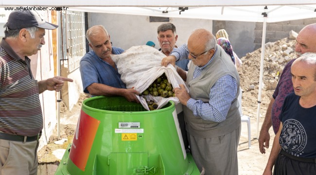 CEVİZLERİ MAKİNE SOYUYOR, ÜRETİCİ RAHATINA BAKIYOR
