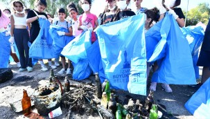 Çevre gönüllüleri İnciraltı Kent Ormanı'nda temizlik yaptı