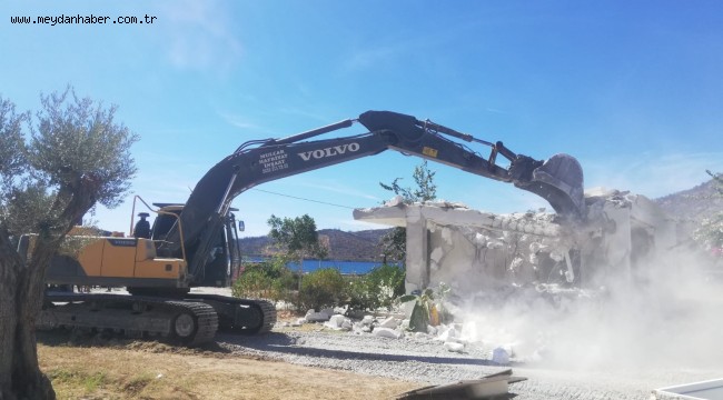 ÇÖKERTME'DEKİ KAÇAK YAPILARIN YIKIMI BAŞLADI