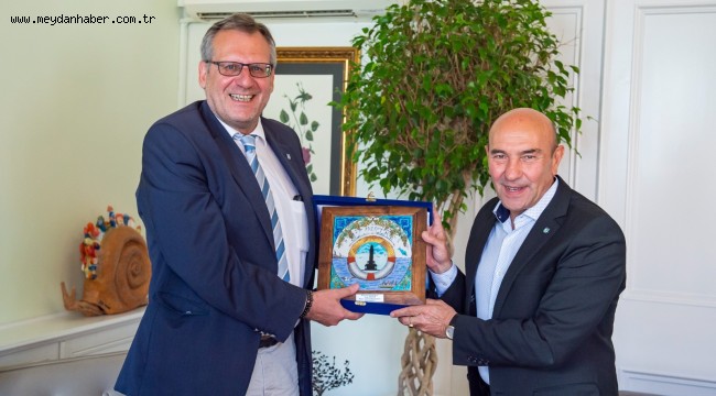 İzmir Büyükşehir Belediye Başkanı Tunç Soyer, Dünya Kardeş Şehirler Turizm Birliği Başkanı (TCWTA) ve Almanya'nın Bingen am Rhein Belediye Başkanı Thomas Feeser'i makamında ağırladı.