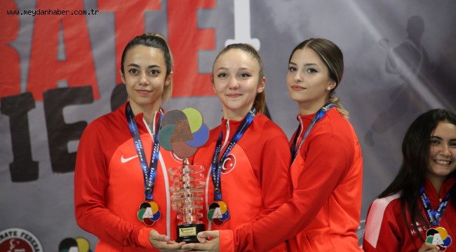 Karatede şampiyonlar madalyalarını aldı
