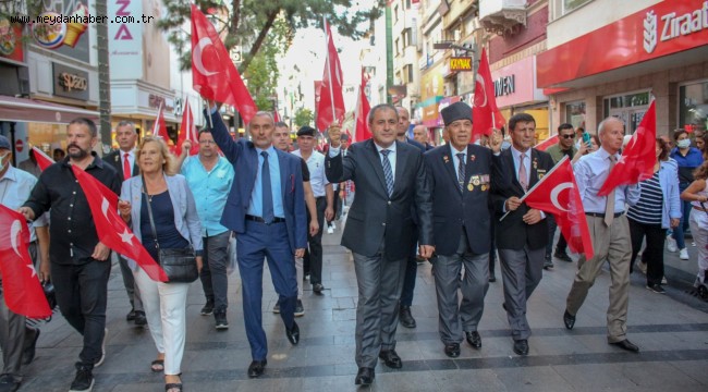 KARŞIYAKA'DA GAZİLERDEN ANLAMLI YÜRÜYÜŞ 